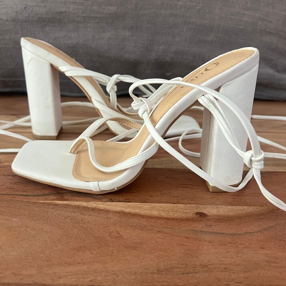5.5 Pumps White strappy block high heels modern square toe wrap-around Sandals